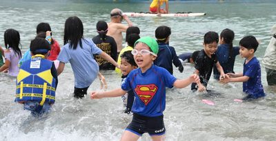 波打ち際に子どもの歓声　波の上ビーチで海開き　”制限なし”の夏はじまる　沖縄