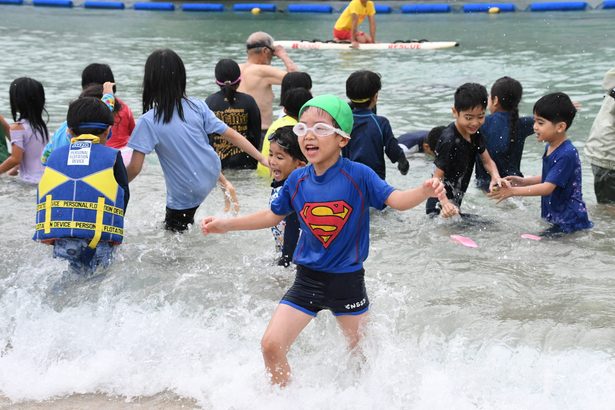 波打ち際に子どもの歓声　波の上ビーチで海開き　”制限なし”の夏はじまる　沖縄