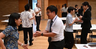 学級づくりのこつ伝授　南風原町教委　初担任の教員５３人研修会