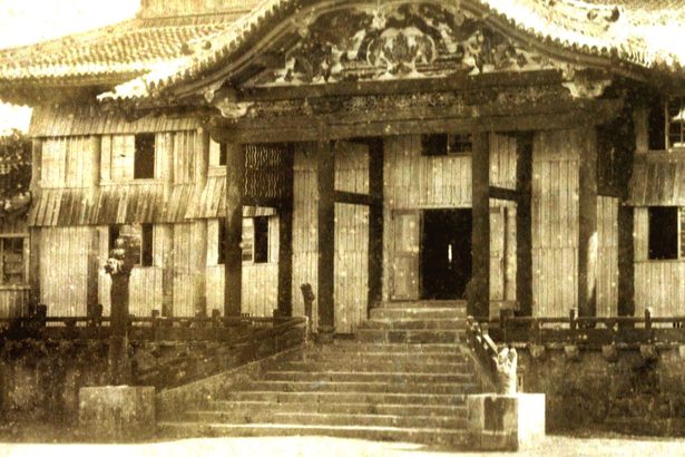 「大龍柱」切断の写真発見　1896年撮影か　首里城、伝聞裏付け　沖縄