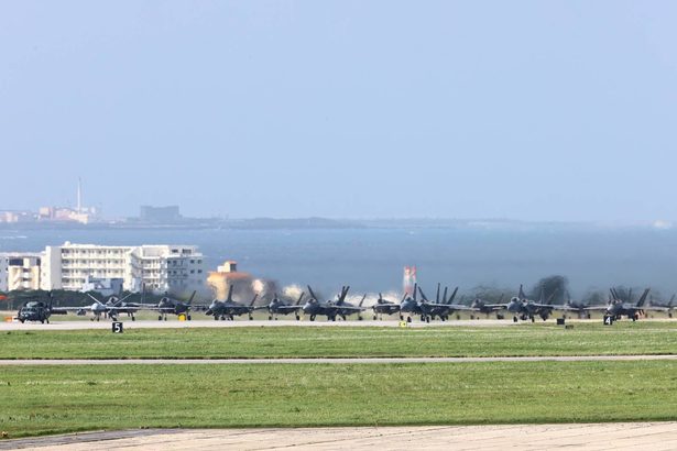 嘉手納基地で米軍「エレファントウォーク」　滑走路ずらり戦闘機約40機　沖縄