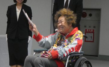 「お迎えとの勝負。いっぱい撮らないと」　石川真生さん、決意新た　土門拳賞授与式
