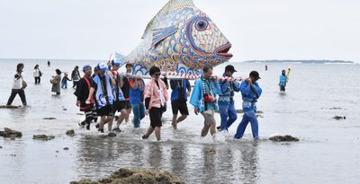 「魚のみこし」で海の安全祈願　平安座島でサングヮチャー　沖縄
