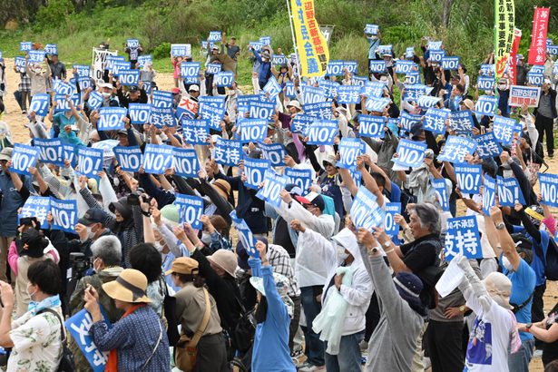 沖縄を「二度と戦場にさせない」　辺野古新基地断念へ「県民大集会」　玉城デニー知事も発言