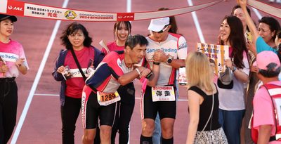 「忘れ物一緒に取りに」16歳で視力失った岩本さん、伴走者と初の完走　トライアスロン宮古島大会　沖縄