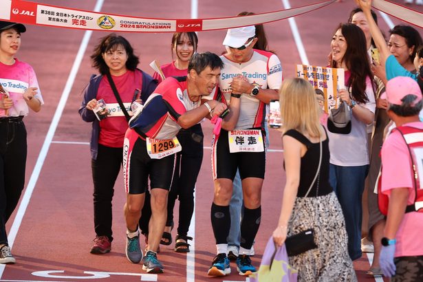 「忘れ物一緒に取りに」16歳で視力失った岩本さん、伴走者と初の完走　トライアスロン宮古島大会　沖縄