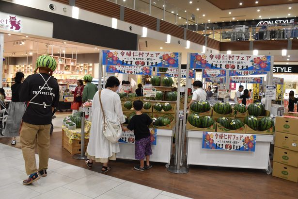 旬のスイカ集結　今帰仁村フェア　沖縄ライカム、17日まで