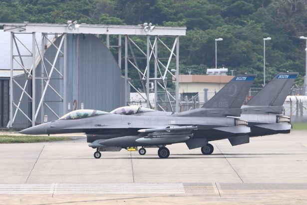 F16C戦闘機、2機が嘉手納基地に飛来　沖縄