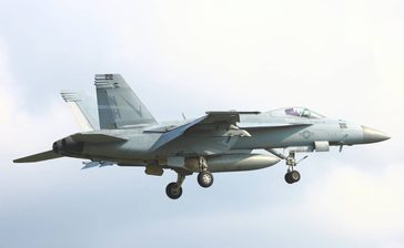 米軍嘉手納基地に艦載機FA18Eが飛来　沖縄