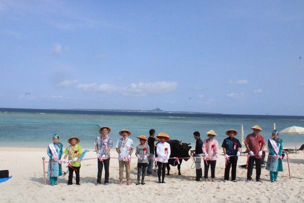 キラリ、屈指の透明度　瀬底ビーチで海開き　10月ごろまで楽しめる　本部町　沖縄