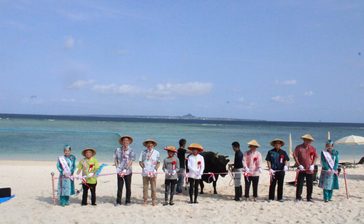 キラリ、屈指の透明度　瀬底ビーチで海開き　10月ごろまで楽しめる　本部町　沖縄