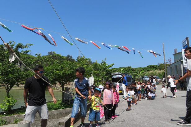 青空に悠々こいのぼり　糸満・大里自治会が掲揚