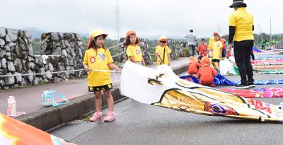 地上４０メートルに大型５メートル４３匹　宜野座・漢那ダム