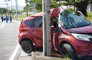 【現場写真あり】車が電柱に衝突　運転の20代男性死亡　名護市宮里の国道58号　沖縄