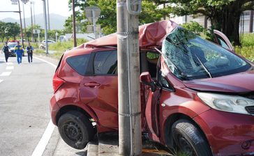 【現場写真あり】車が電柱に衝突　運転の20代男性死亡　名護市宮里の国道58号　沖縄