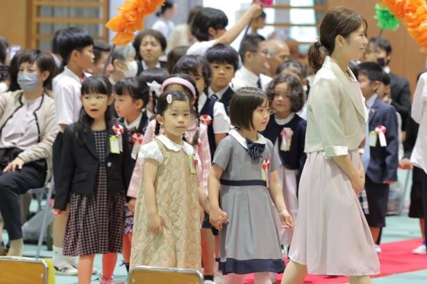 ドキドキの入学式、学校生活で大切なこととは　沖縄県内の小中学校