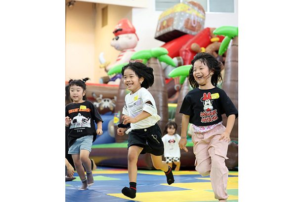 広がる笑顔、大型遊具「楽しいな」　連休にぎわう　豊見城でキッズビレッジ　沖縄
