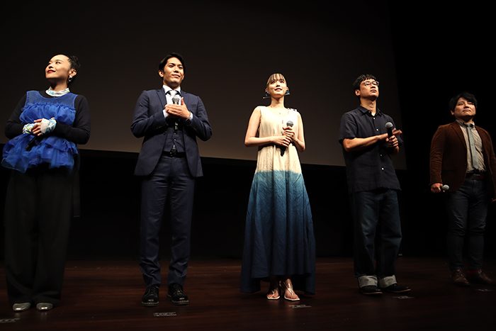 （左から）ちあきさん（ハイビスカスパーティー）、山内和将さん、松田るかさん、岩田勇人さん、平一紘監督