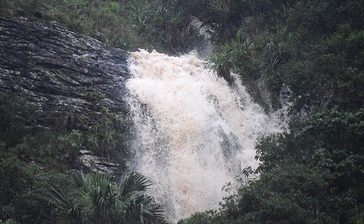 轟音の「トゥグチ滝」出現　大雨の後　渡嘉敷島　沖縄