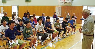 「岩戸は第二の故郷」　元沖縄県議の金城さん、80年前に疎開した高千穂で児童に語り掛ける