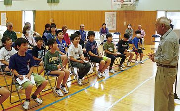 「岩戸は第二の故郷」　元沖縄県議の金城さん、80年前に疎開した高千穂で児童に語り掛ける
