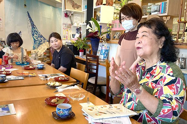 沖縄の菓子文化を体感　八重瀬で出版記念お茶会