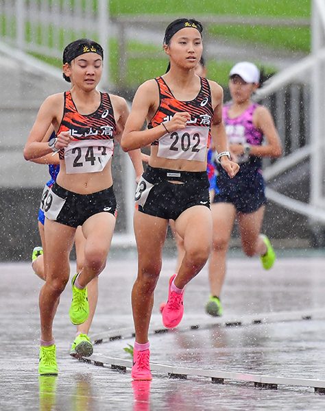 女子1500メートル決勝　江洲桃（左）との接戦を制した北山の親川杏花（喜瀬守昭撮影）
