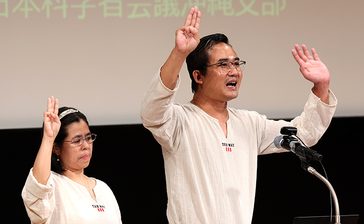 3本指で「抵抗」、ミャンマーでの暴力に抗議　憲法講演会　沖縄・浦添のてだこホール