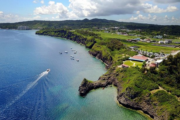 沖縄有数の人気スポット”青の洞窟”で安全祈願　恩納村長ら参加