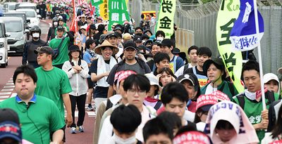 「続けることが一番大事」参加者ら思い思いに行進　沖縄のあるべき姿訴える　5･15平和行進