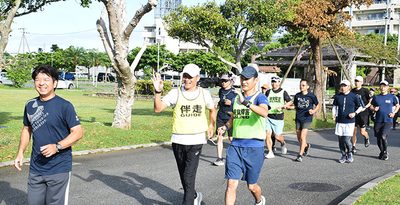 1メートルのロープで息合わせ　視覚障がい者の走り支えて25年　伴ネットが記念祝賀会　沖縄