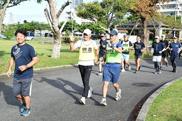 1メートルのロープで息合わせ　視覚障がい者の走り支えて25年　伴ネットが記念祝賀会　沖縄
