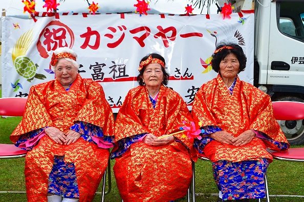 カジマヤー3人、地域一周　笑顔で道ジュネー　金武町伊芸区　沖縄