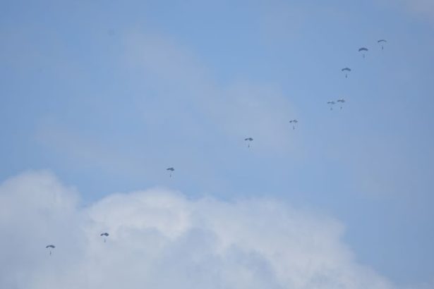 【速報】米軍、津堅島沖でパラシュート降下訓練を実施　沖縄