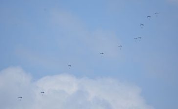 【速報】米軍、津堅島沖でパラシュート降下訓練を実施　沖縄