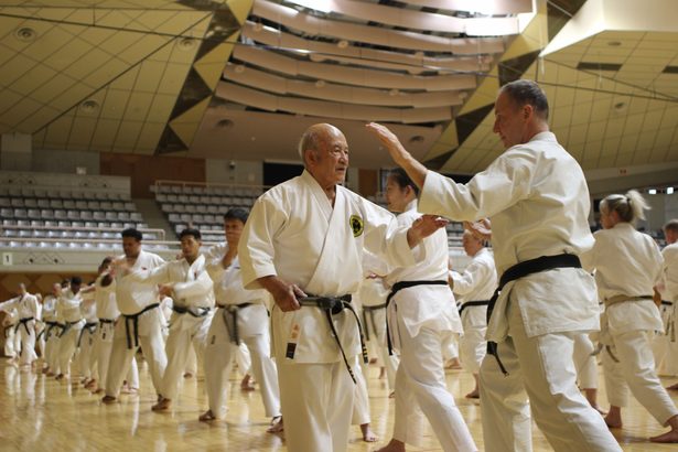 日本空手協会が合宿　県立武道館、沖縄初開催