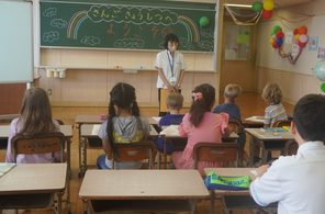 日本語が不自由な子に寄り添う　恩納小で「教室」開所　フィンランド、米国など出身さまざま　沖縄