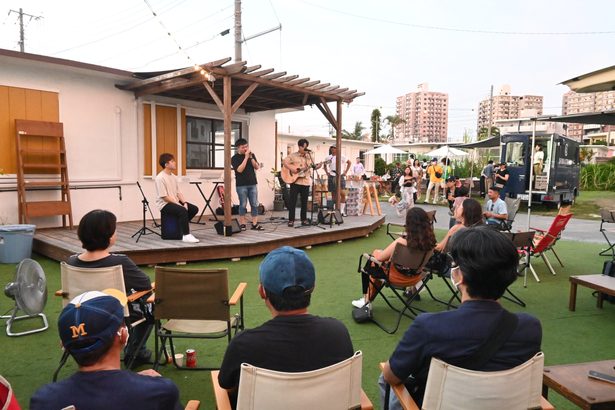 出店やライブ楽しむ　浦添港川でフェス