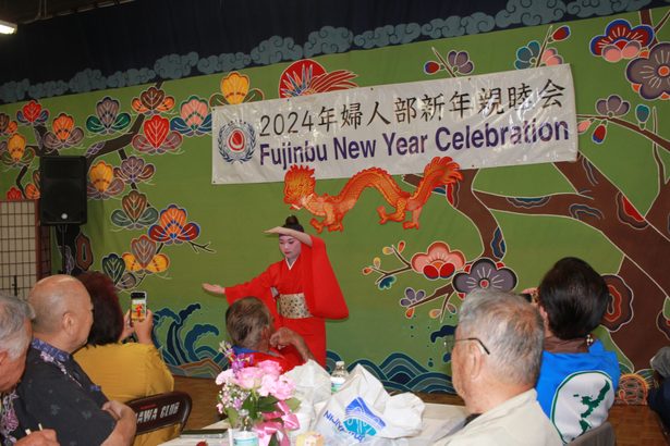 琉球芸能、舞台華やか　北米県人会が新年親睦会