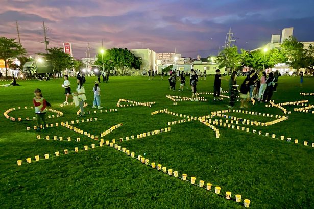 平和、震災復興願い光文字　沖縄　美里公園でキャンドルナイト