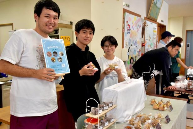 工芸品やお菓子ずらり　沖縄市で福祉団体バザー