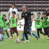 サッカーの楽しさ伝える　小野伸二さん　沖縄で児童とミニゲーム