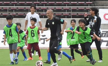サッカーの楽しさ伝える　小野伸二さん　沖縄で児童とミニゲーム