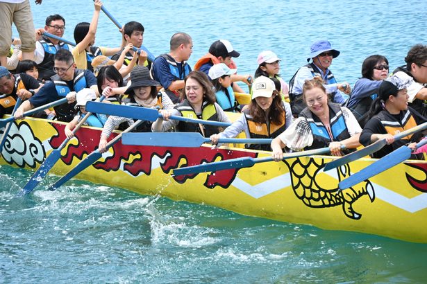 体験乗船　笑顔あふれ　那覇ハーリー2日目　かいをこぎ、港内一周　沖縄