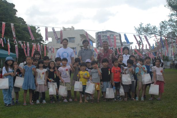 こいのぼり祭りで歓迎　北谷・栄口区の新１年生