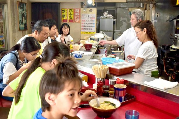 街中華で子ども食堂　沖縄市「めん匠」、26人招待