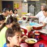 街中華で子ども食堂　沖縄市「めん匠」、26人招待