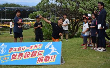 「イエー！」と叫び、ピーナツ手に　落花生投げでギネスに挑戦　伊江島で初大会　沖縄
