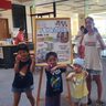 「海塩」でバスボム作り　宜野座で親子体験教室