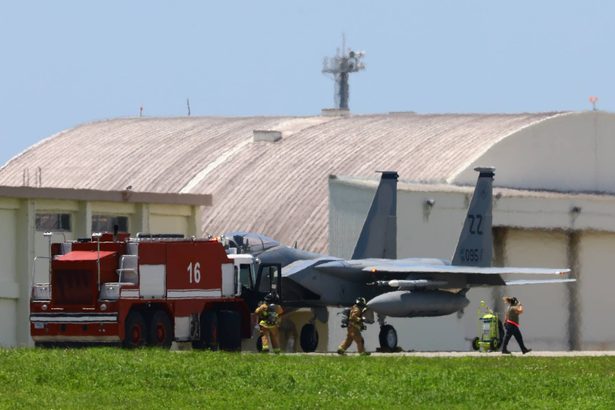 嘉手納のF22、駐機エリアから逸脱　米軍準機関紙「転がり落ちた」　F15が緊急着陸も　沖縄